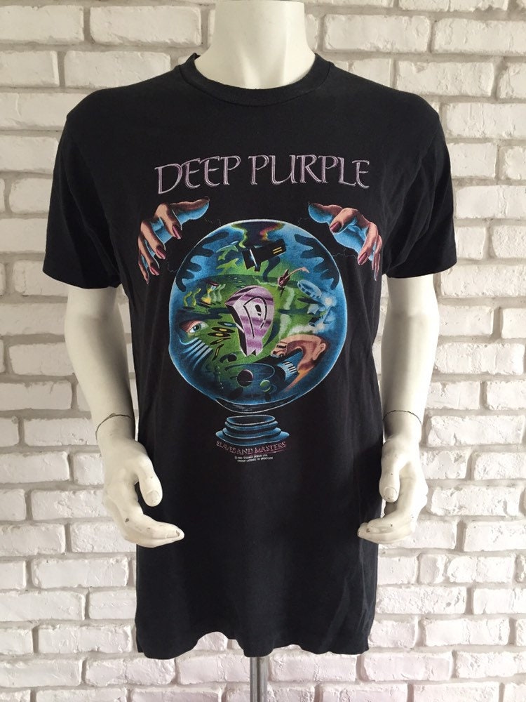 1990 Tour Jahrgang Tief Lila Sklaven Und Meister T-Shirt 1990 Tour Jahrgang Tief Lila Sklaven Und Meister T-Shirt von TheRockChickCloset