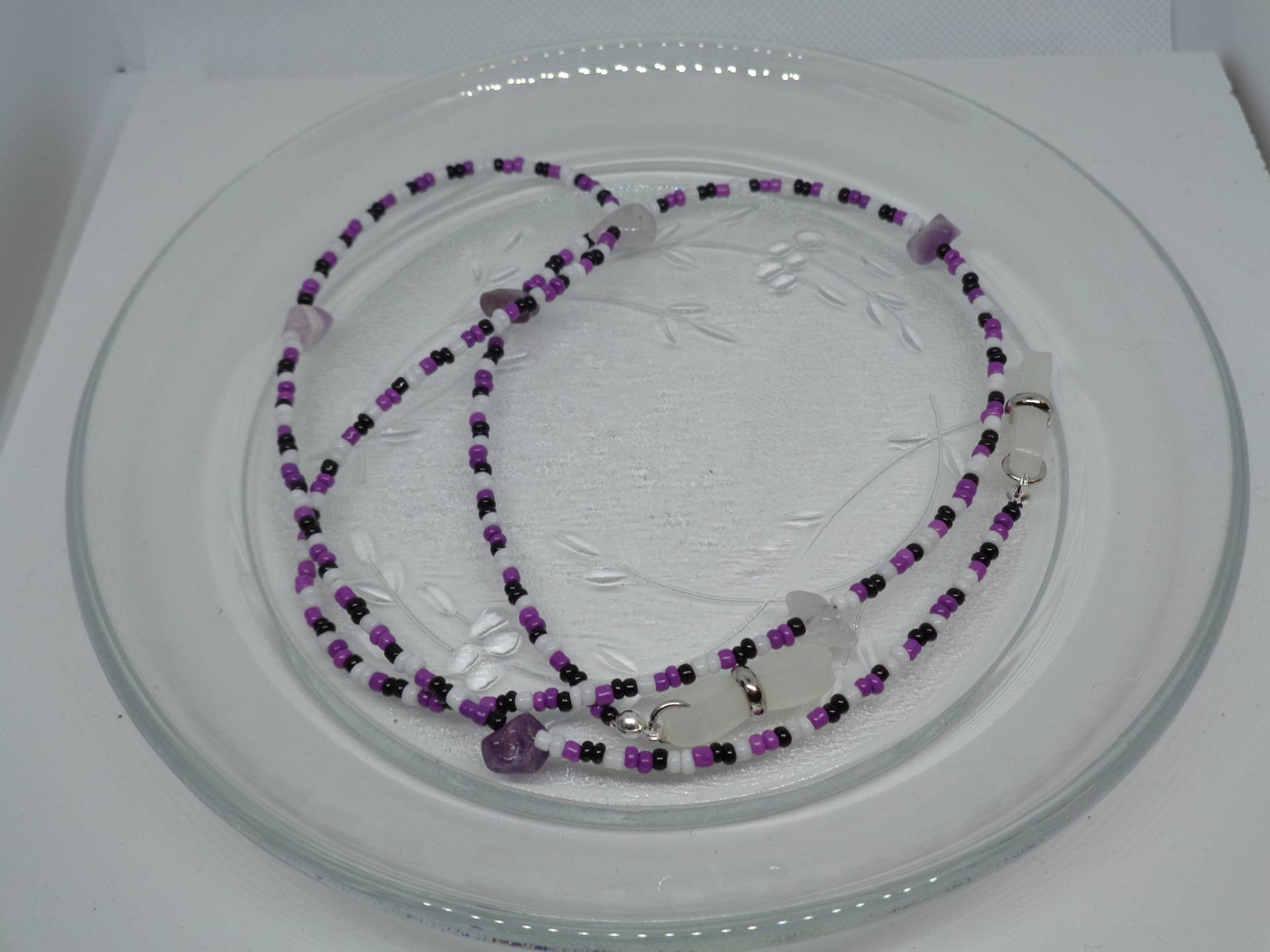 Lila Schwarz Und Weiß Perlen Brillen String, Kette, Kabel Mit Amethyst Akzente Lila Schwarz Und Weiß Perlen Brillen String, Kette, Kabel Mit Amethyst Akzente von TheRocsEgg