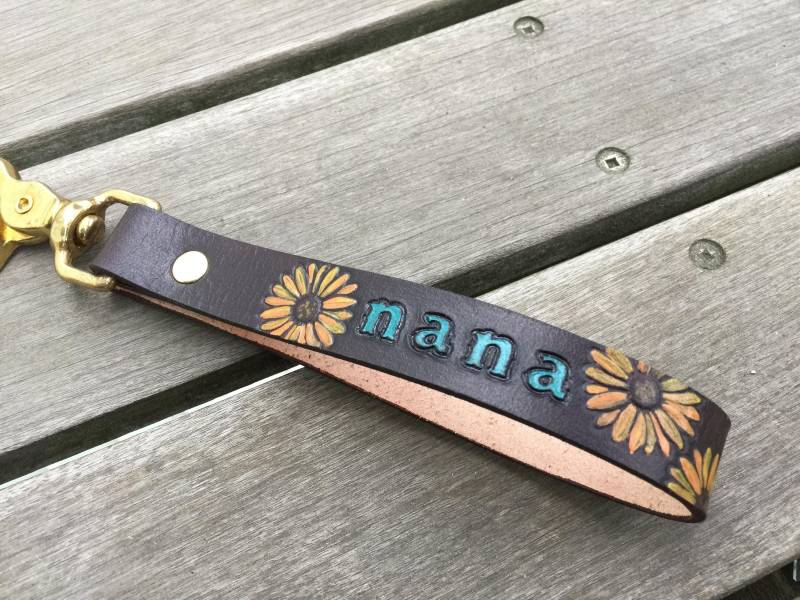 Weihnachtsgeschenk Für Nana - Sonnenblume Personalisierter Leder Schlüsselanhänger Weihnachtsgeschenk Für Nana - Sonnenblume Personalisierter Leder Schlüsselanhänger von TheRogueFae