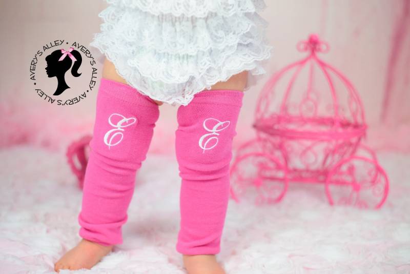 Mädchens Personalisierte Hot Pink Beinwärmer Mit Weiß Anfangsmonogramm von TheRollingStitch806