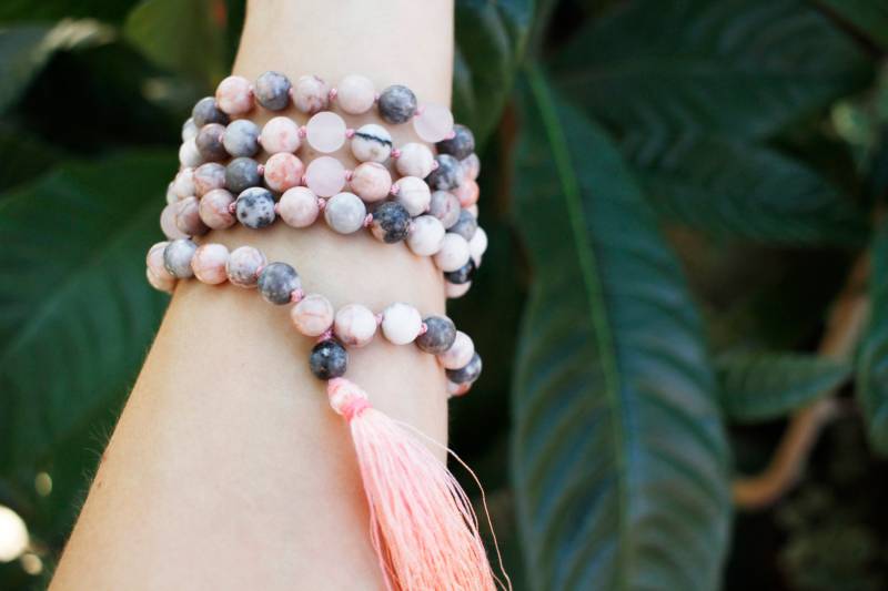 Mala Perlen, Mala, Gebetskette, Knoten Yoga Geschenk Für Sie, Yoga, Pink Zebra Jaspis, Rosenquarz, Halskette, 108 Tassel von TheRosemaryRoom