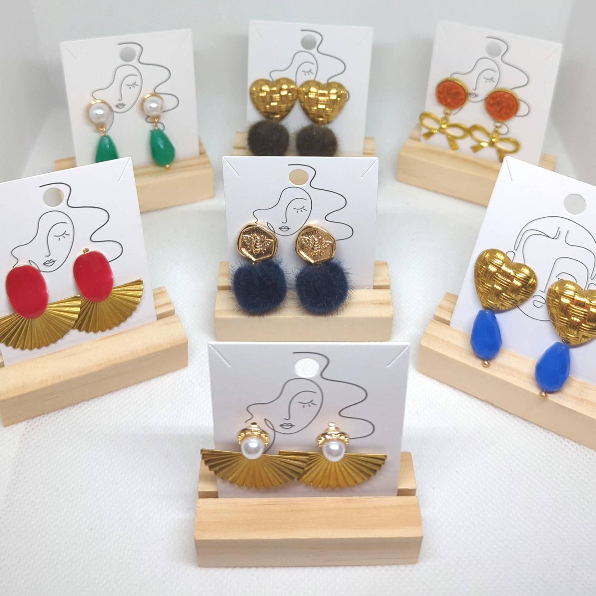 Kleine Statement Ohrringe Mit Tropfenanhängern Kleine Statement Ohrringe Mit Tropfenanhängern von TheRoyalDesignShop