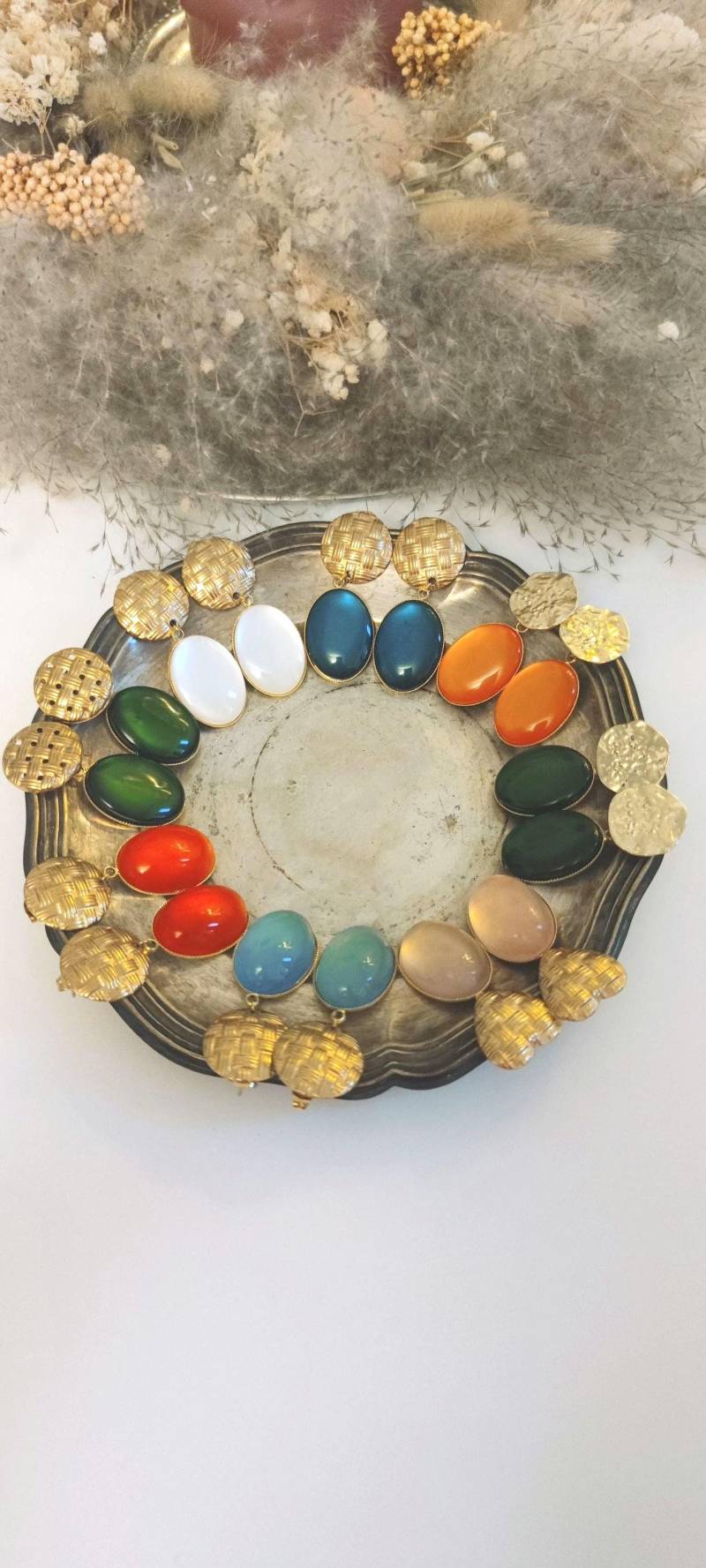 Statement Ohrringe Mit Buntem Stein Und Goldenen Steckern von TheRoyalDesignShop