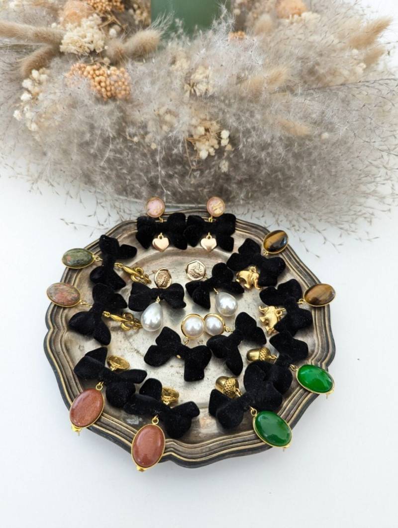 statement Ohrringe Mit Schwarzer Samt Schleife, Anhänger Und Cabachons statement Ohrringe Mit Schwarzer Samt Schleife, Anhänger Und Cabachons von TheRoyalDesignShop