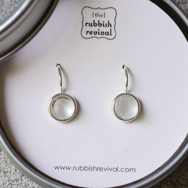 Seeglas & Silber Zierliche Hängeohrringe - Weiss von TheRubbishRevival