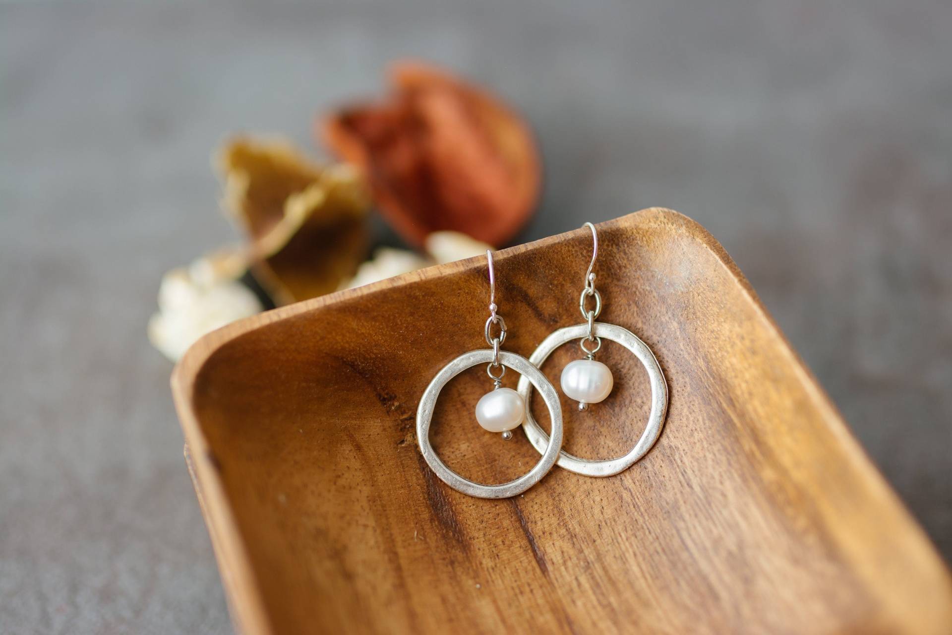 Creolen Mit Baumelndem Perlenanhänger von TheRusticBohoChic