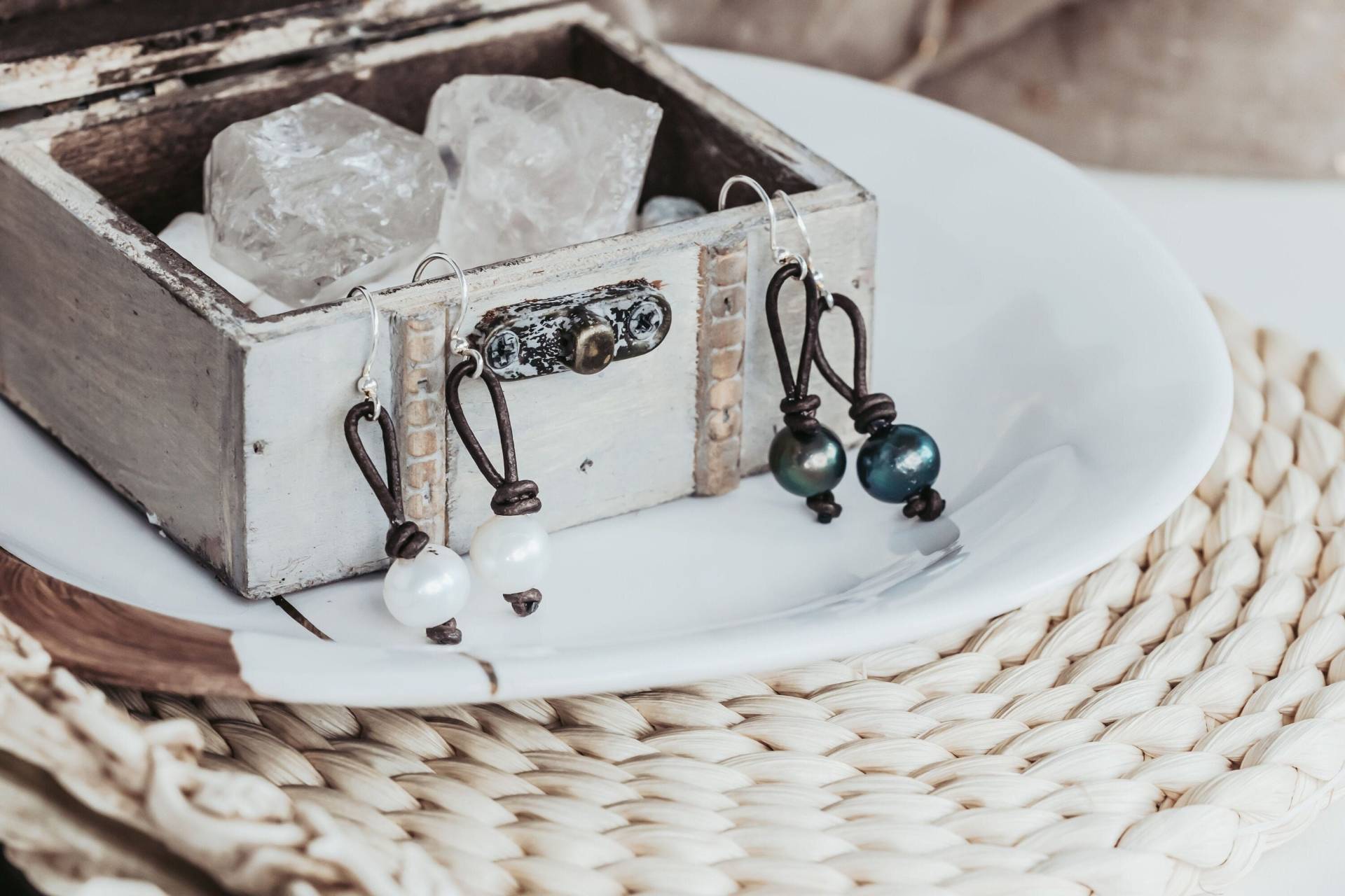 Perlenohrringe, Leder Und Weiß Oder Schwarzpearl Casual Ohrringe von TheRusticBohoChic