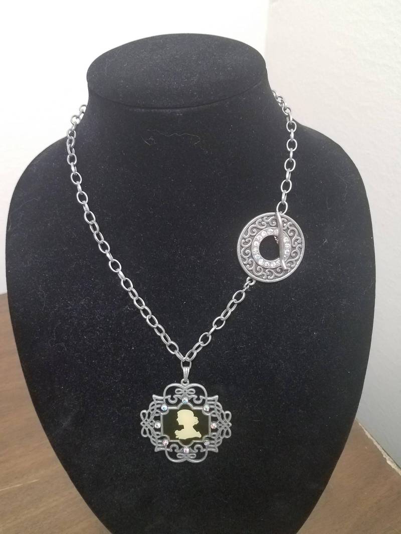 Fancy Toggle Cameo Halskette von TheRusticGoth