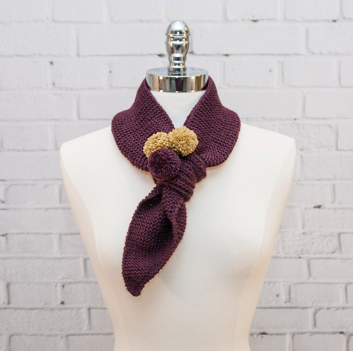 Ausverkauf Tief Weinroter Durchziehschal Aus Merino/Kaschmir Mit Senfgelben Pom Poms von TheSageandPetal