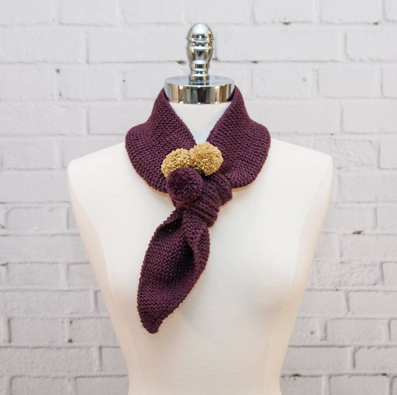 Ausverkauf Tief Weinroter Durchziehschal Aus Merino/Kaschmir Mit Senfgelben Pom Poms Ausverkauf Tief Weinroter Durchziehschal Aus Merino/Kaschmir Mit Senfgelben Pom Poms von TheSageandPetal