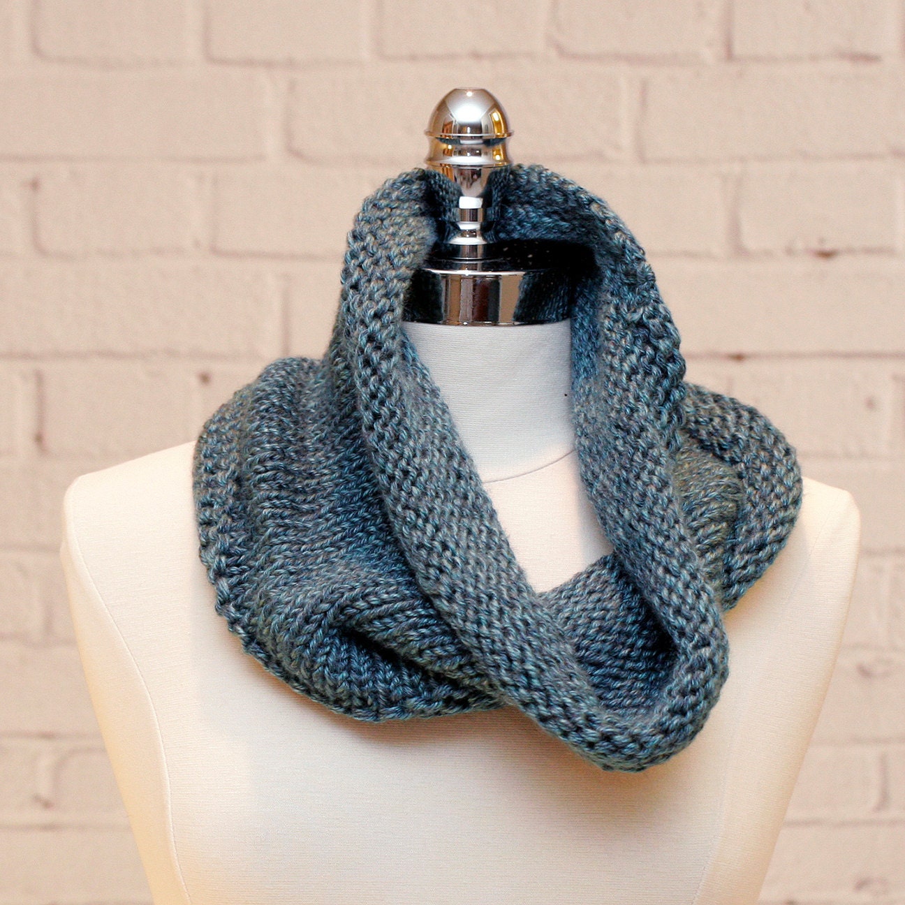 Blauer Gestrickter Schlauchschal von TheSageandPetal