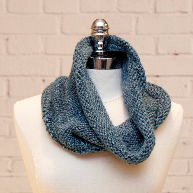 Blauer Gestrickter Schlauchschal Blauer Gestrickter Schlauchschal von TheSageandPetal