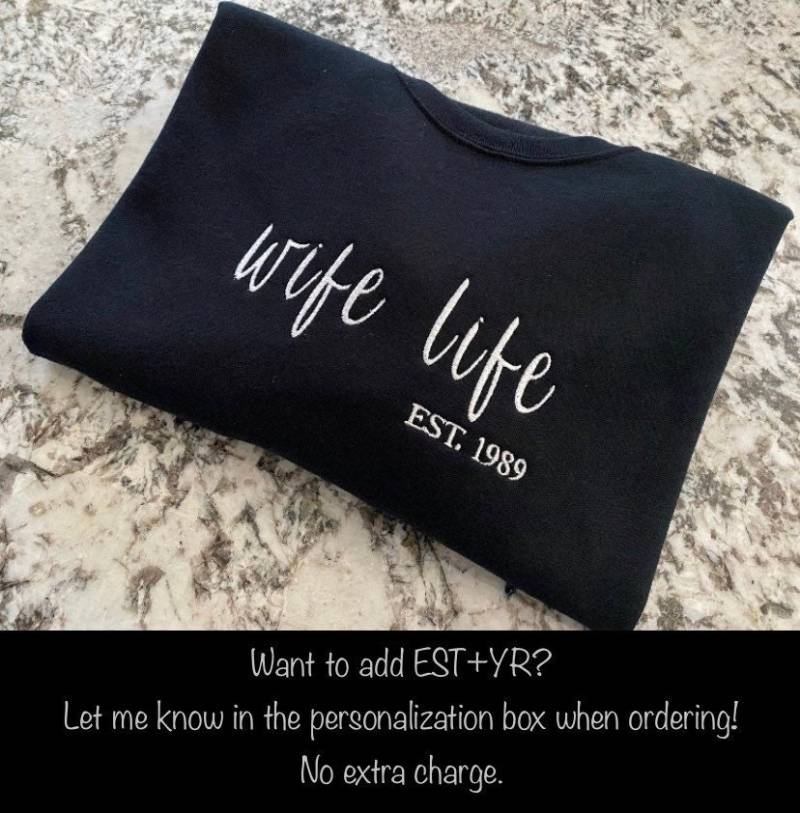 Frau Leben Besticktes Sweatshirt Mit Rundhalsausschnitt | Auf Wunsch Personalisiert - Nachname/Est + Jahr von TheSaltyC