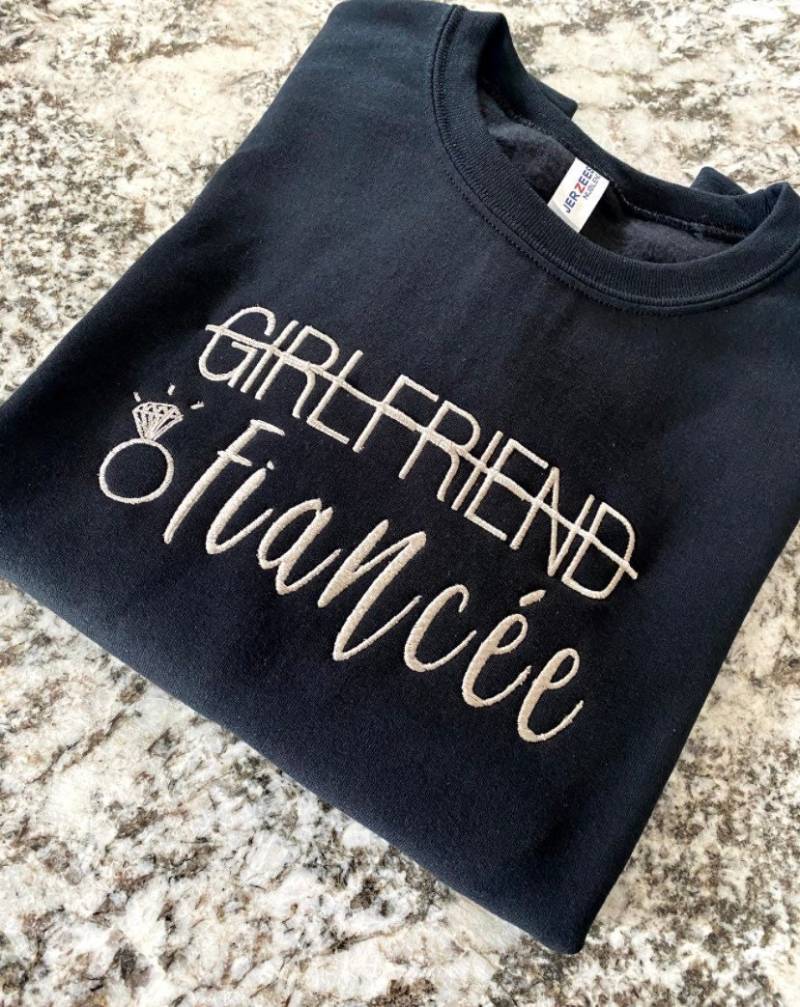 Freundin Zu Verlobte Besticktes Rundhals-Sweatshirt/- Geschenk Vorhanden Verlobung Neu Verlobt von TheSaltyC