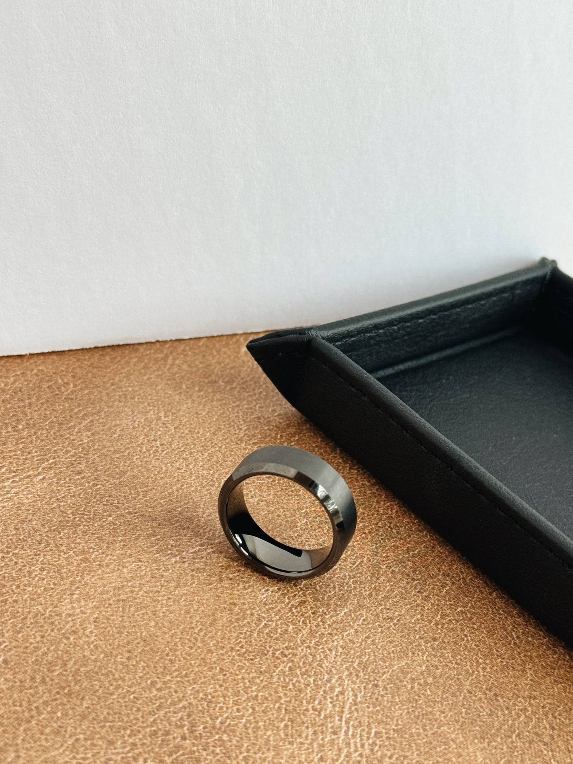 Gunmetal Wolfram Ehering, Ehering Graviert, Versprechen Ring, Herren Verlobungsring, Gebürstet Schwarz Personalisierter Ring von TheSaltyHut