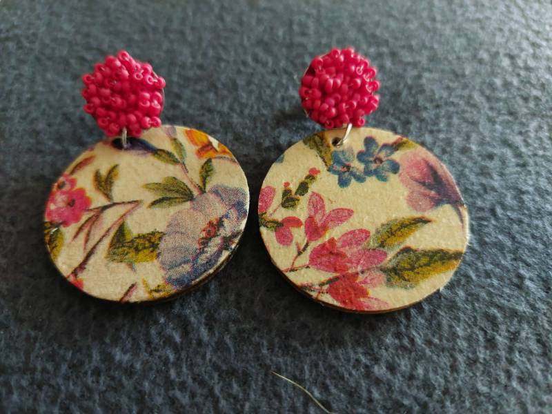 Elenor - Holzohrringe Mit Perlenstecker von TheSchickFactory