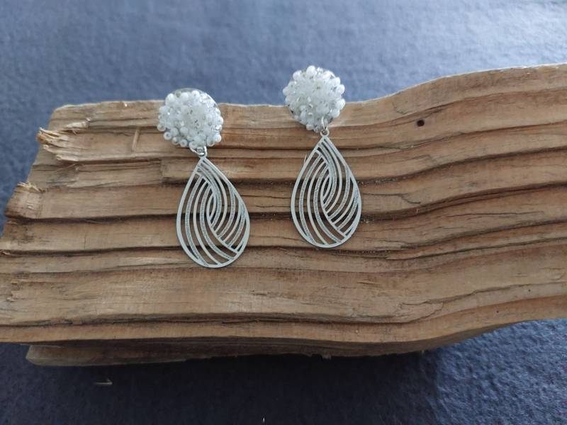 Fabiana - Handgestickte Perlenstecker Mit Edelstahlanhänger von TheSchickFactory