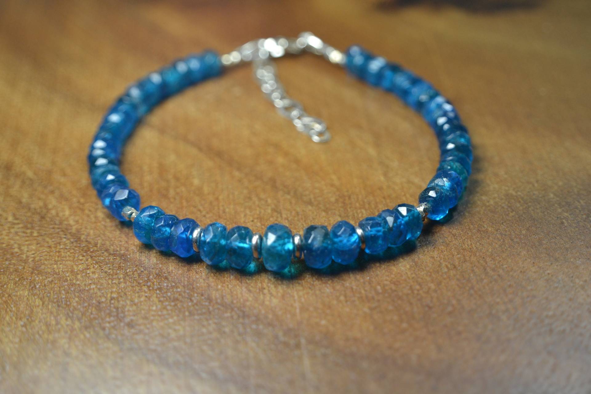 Blaues Apatit Armband in Sterling Silber // Statement Edelstein Hals Chakra Sommer, Meer Heilender Kristall Strand von TheSemiPreciousStone