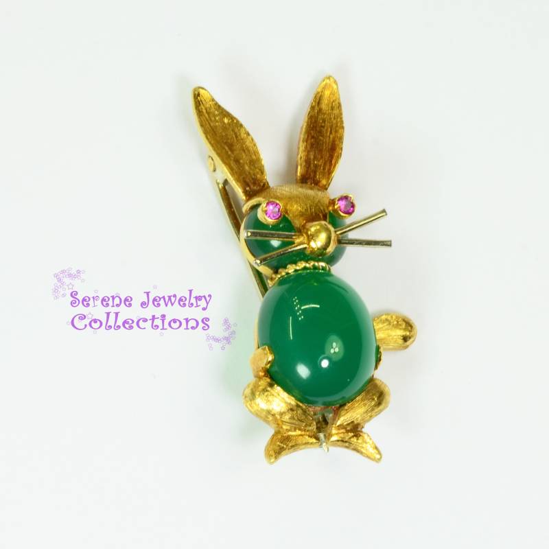 Italienisch Grün Onyx Rubin 18K Gelbgold Kaninchen Häschen Brosche Pin von TheSereneJewelers