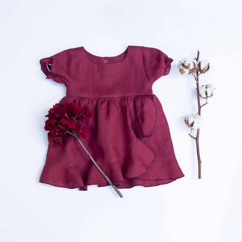 Weinrotes Leinenkleid Mit Rüschenrock von TheSewingBrothers