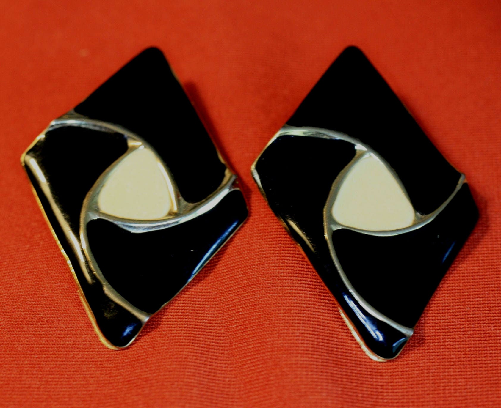 Art-Deco-Gold-Ton Schwarz Emaille Und Elfenbein Vintage Durchbohrte Ohrringe von TheShackon98