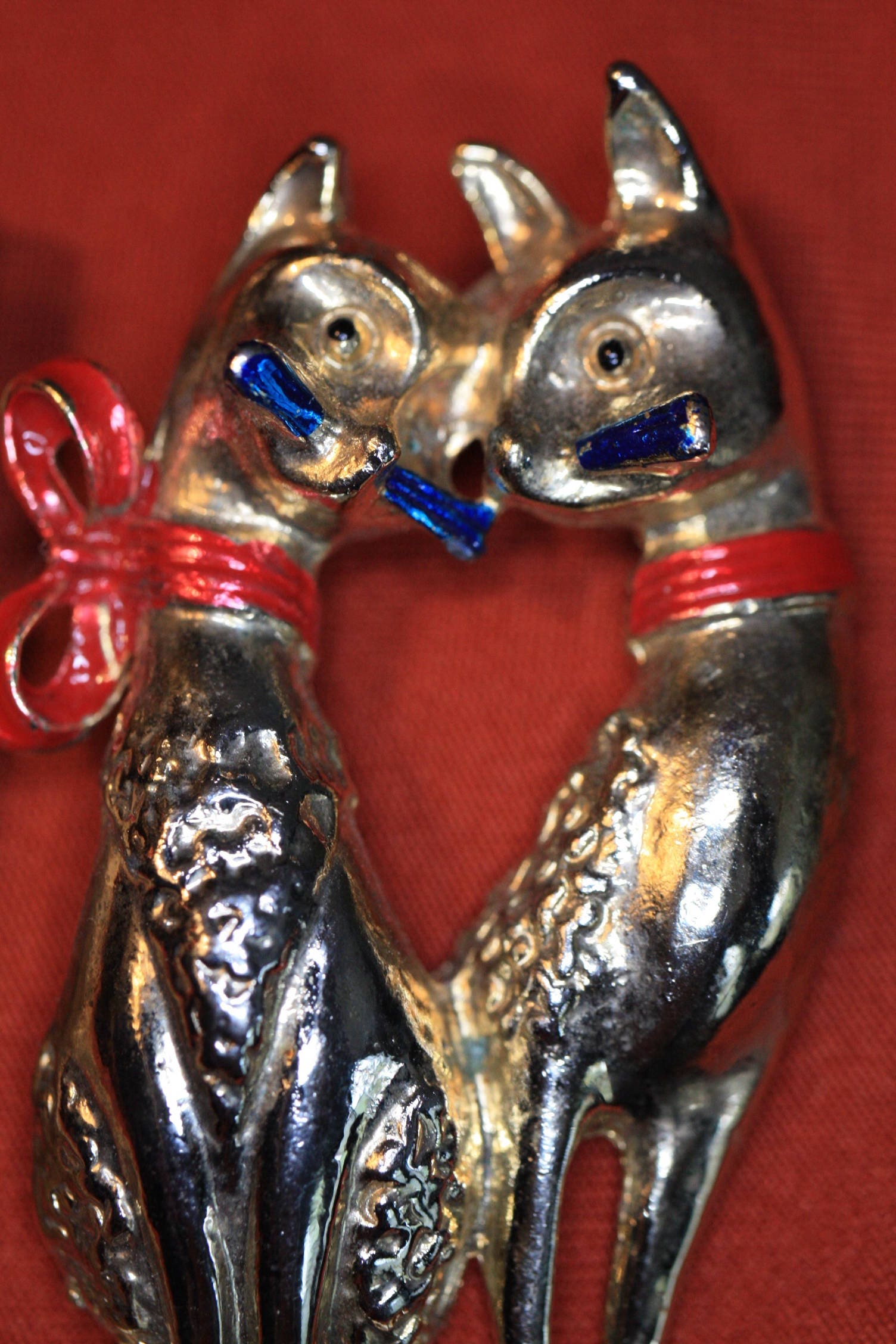 Bezaubernde Katzenbrosche Mit Katzenpaar, Goldfarbenes Metall Roter Schleife Und Kragen, Circa 60Er, 70Er Jahre von TheShackon98