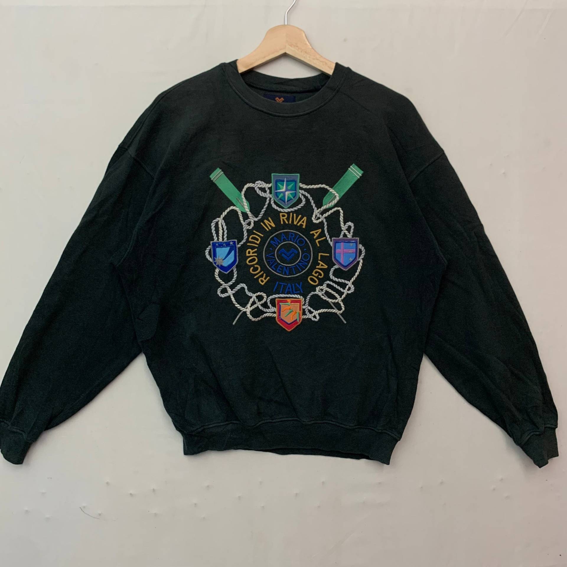 Mario Valentino Stickerei Großes Logo Sweatshirt Vintage Crewneck Größe M von TheShahStore