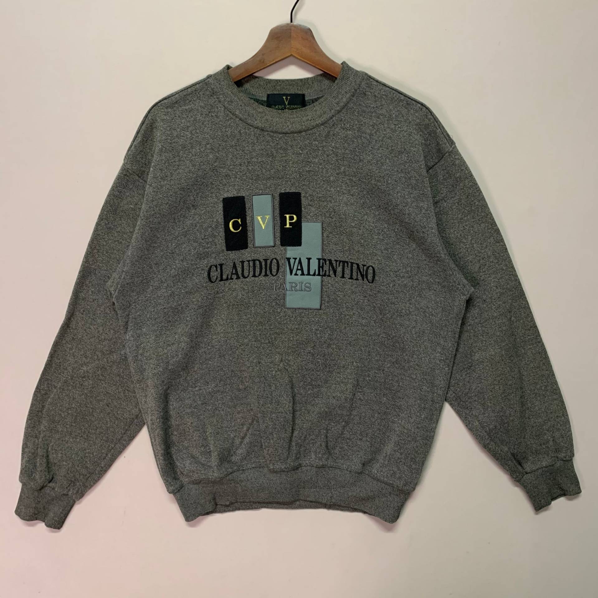 Vintage Claudia Valentino Sweatshirt Stickerei Big Logo Crewneck Größe L von TheShahStore