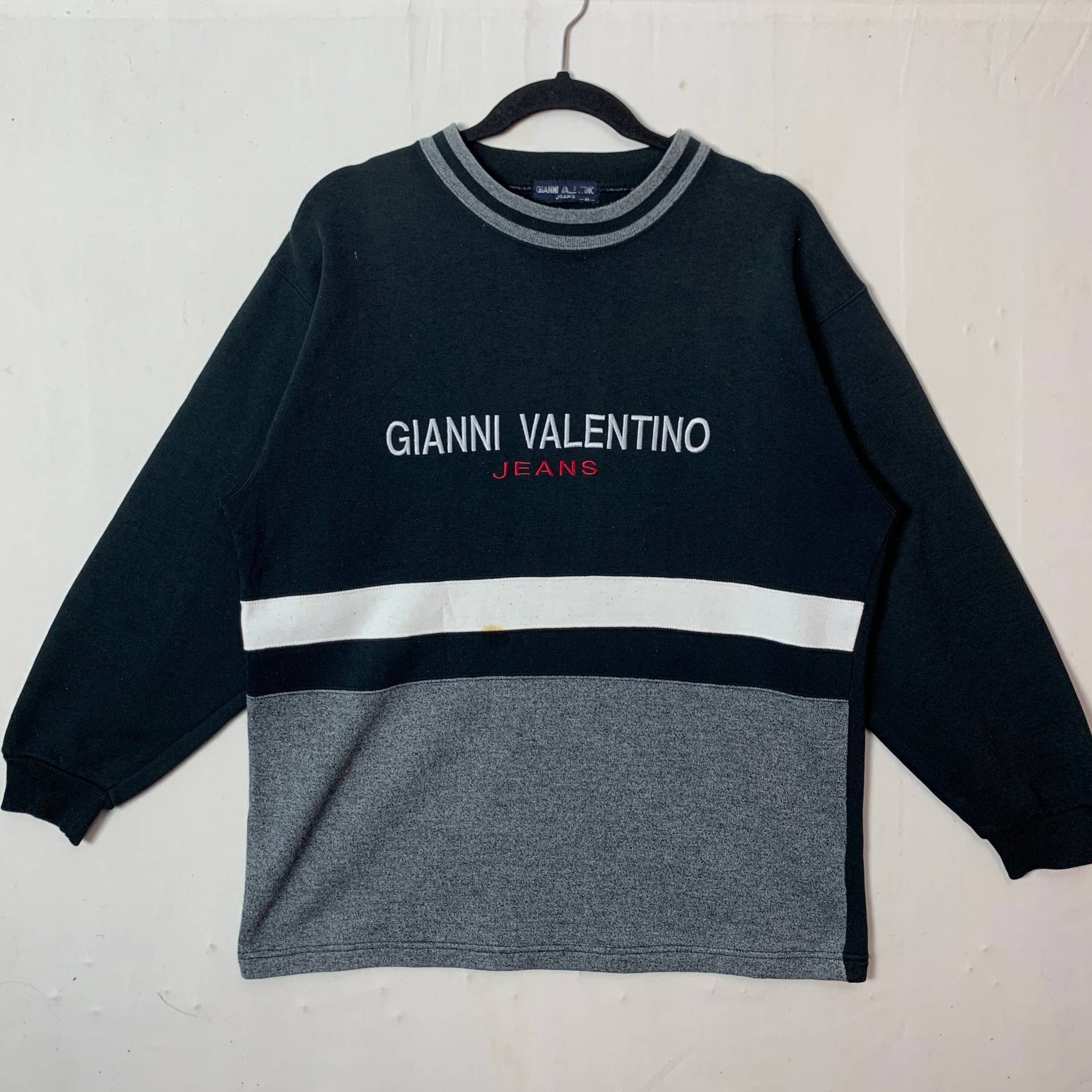 Vintage Gianni Valentino Stickerei Großes Logo Sweatshirt Größe Small L von TheShahStore