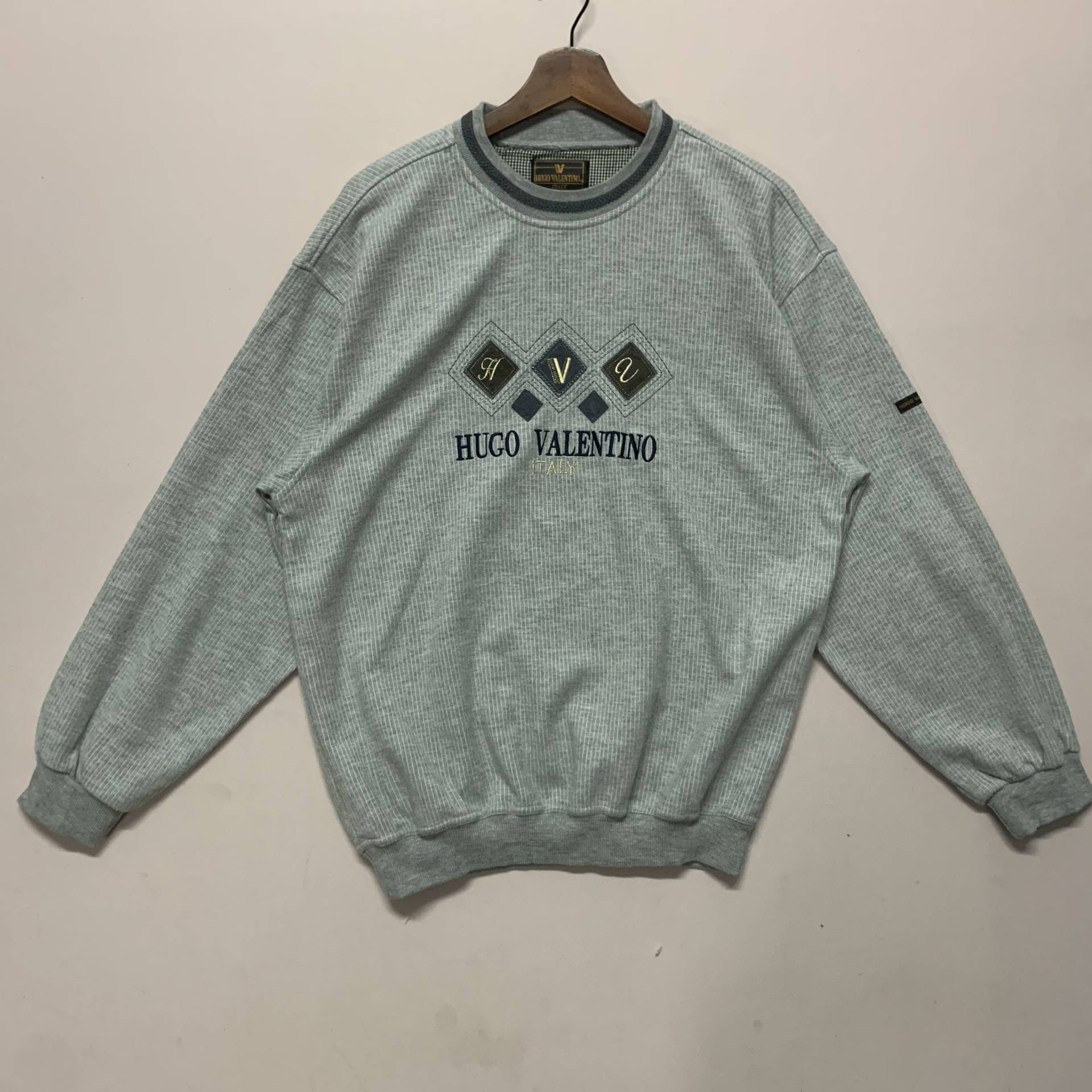 Vintage Hugo Valentino Sweatshirt Stickerei Big Logo Crewneck Größe M von TheShahStore