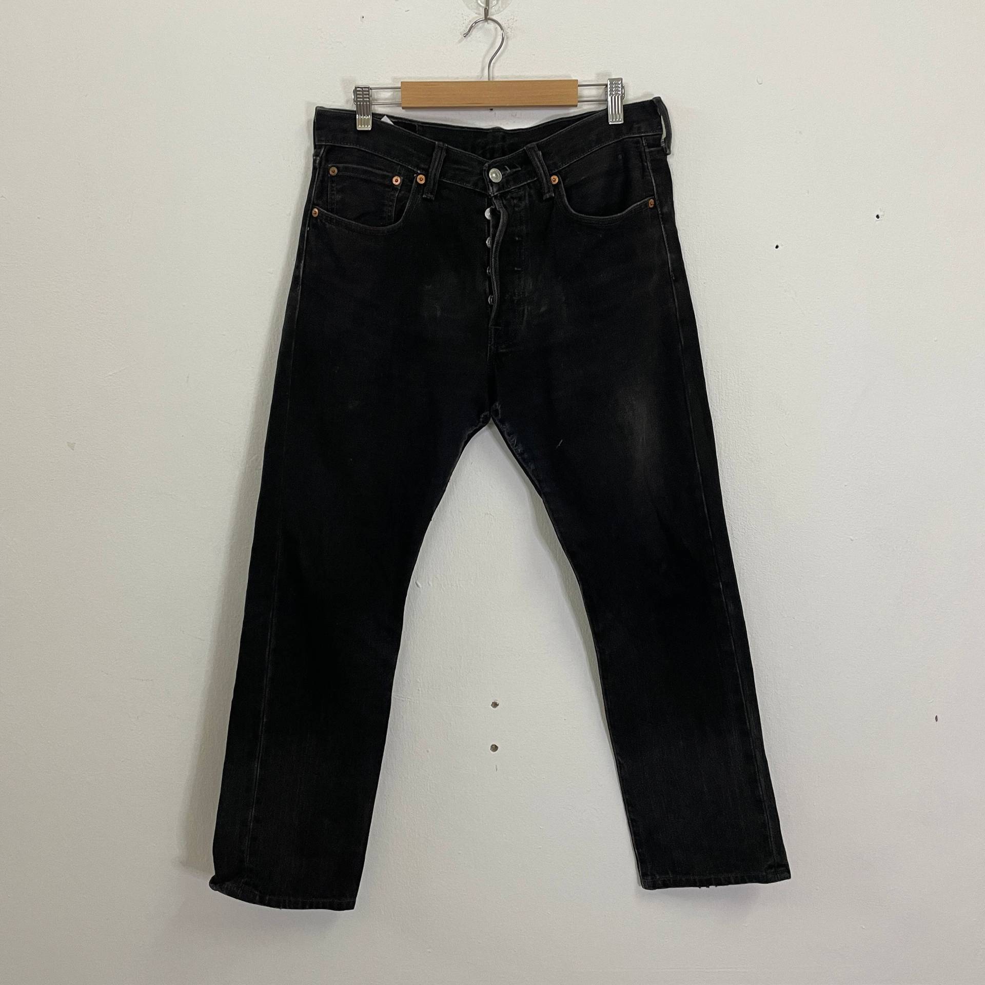 Vintage Levis 501 All Black Denim Jeans Distressed W32 von TheShahStore