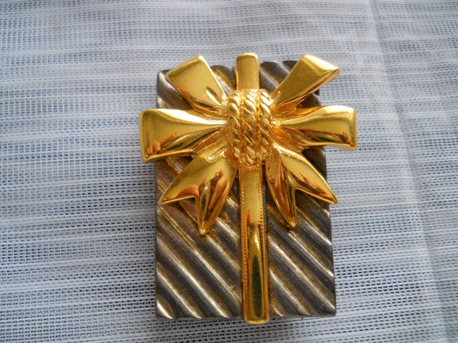 Geschenk Mit Gold Schleife Brosche/Halskette - Vintage, Sammlerstück, Schmuck Geschenk Mit Gold Schleife Brosche/Halskette - Vintage, Sammlerstück, Schmuck von TheShakerShack