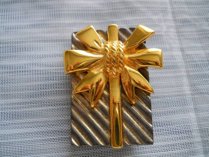 Geschenk Mit Gold Schleife Brosche/Halskette - Vintage, Sammlerstück, Schmuck von TheShakerShack