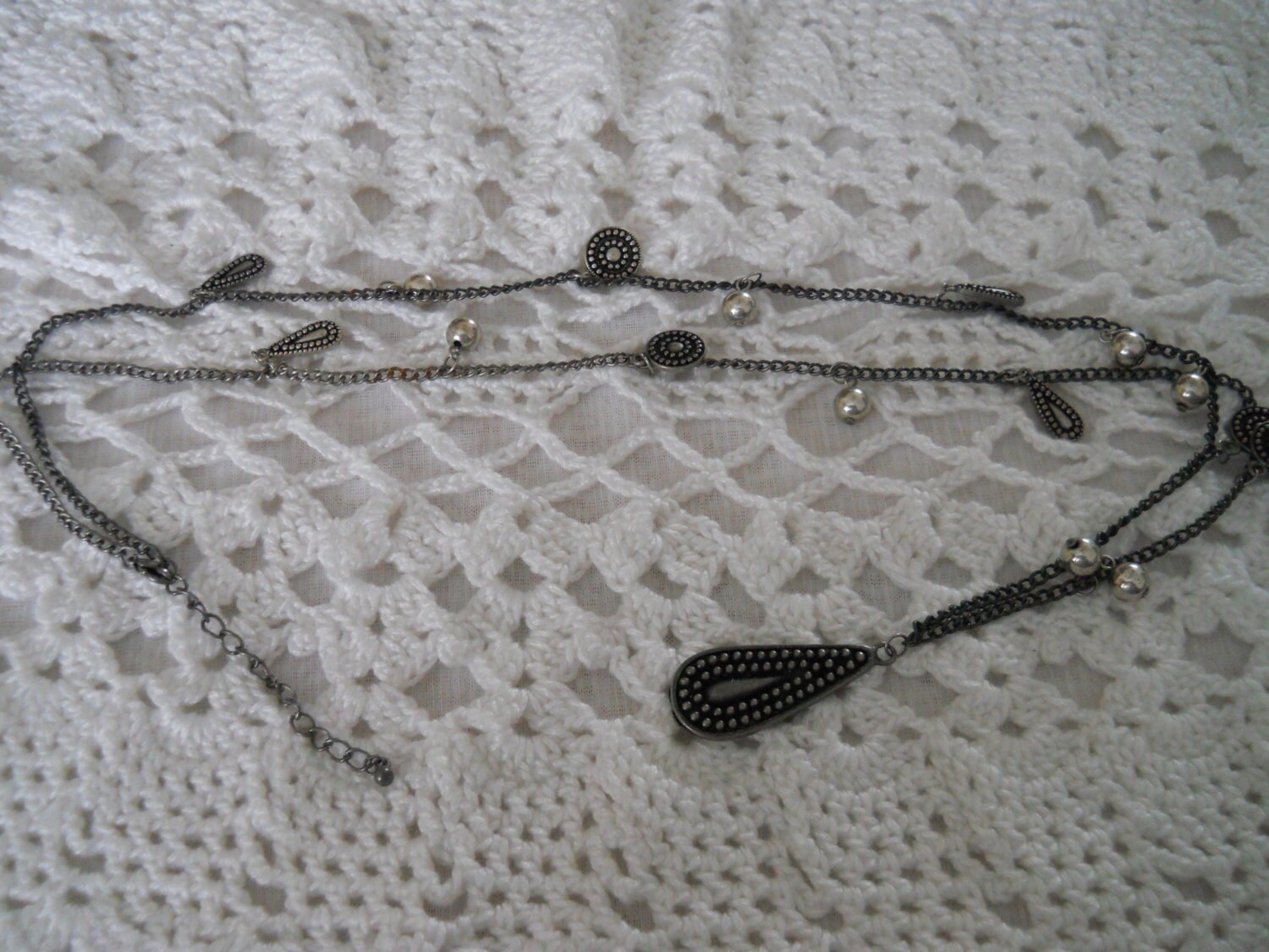 Schwarze Anhänger Und Charms Halskette - Vintage, Sammlerstück, Schmuck Schwarze Anhänger Und Charms Halskette - Vintage, Sammlerstück, Schmuck von TheShakerShack