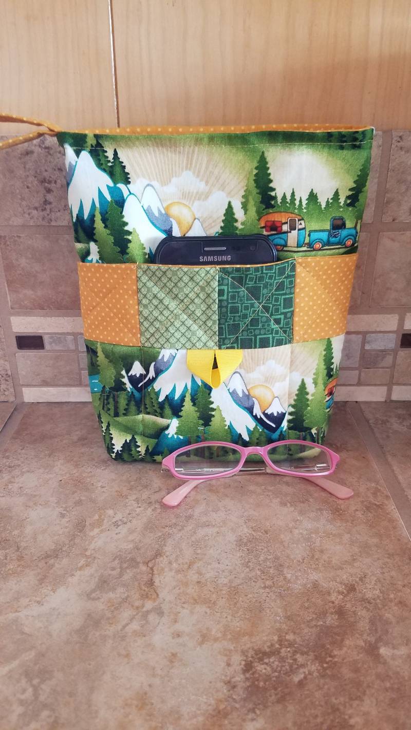 Gesteppte Quadrate Handgelenk Geldbörse Mit Vintage Anhängern/Lkw Print von TheShastaShack