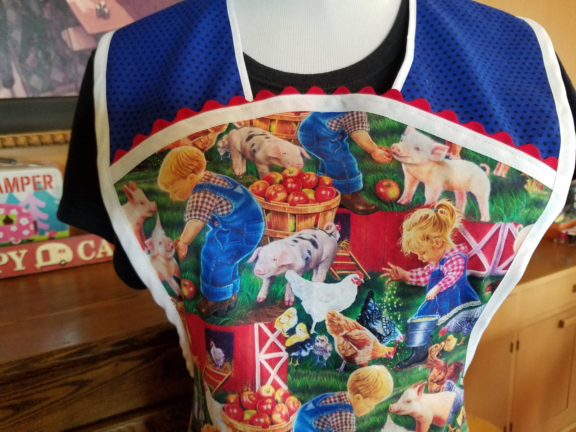 Retro Stil Vollschürze Mit Bauernhof Tiere Szene & Kleinkinder Print von TheShastaShack