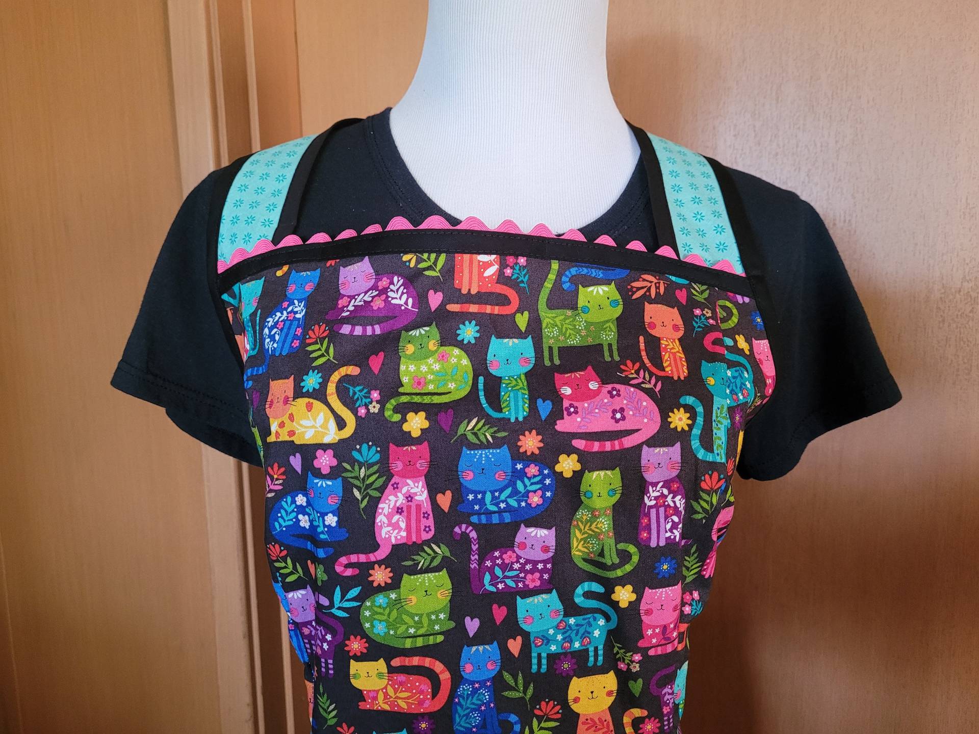 Retro Style Vollschürze Mit Bunten Katzen Print von TheShastaShack