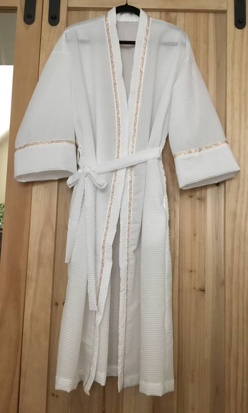 Weißer Baumwoll Plisse Kimono Robe Rosa Blumenbesatz Lounge Wear Weißer Baumwoll Plisse Kimono Robe Rosa Blumenbesatz Lounge Wear von TheShoponBenAve