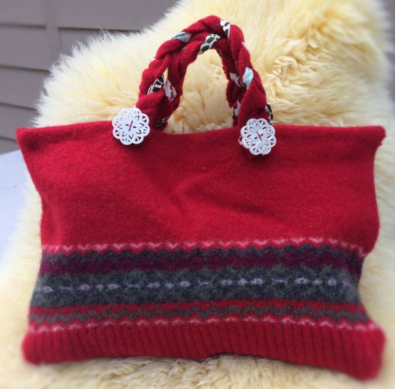 Bis Radelte Hand-Made "Winter Rot' Gefilzt Handtasche Hergestellt Aus Recyceltem Wollpullover Mit Schaltfläche "Elfenbein" Akzente von TheShrunkenSweater