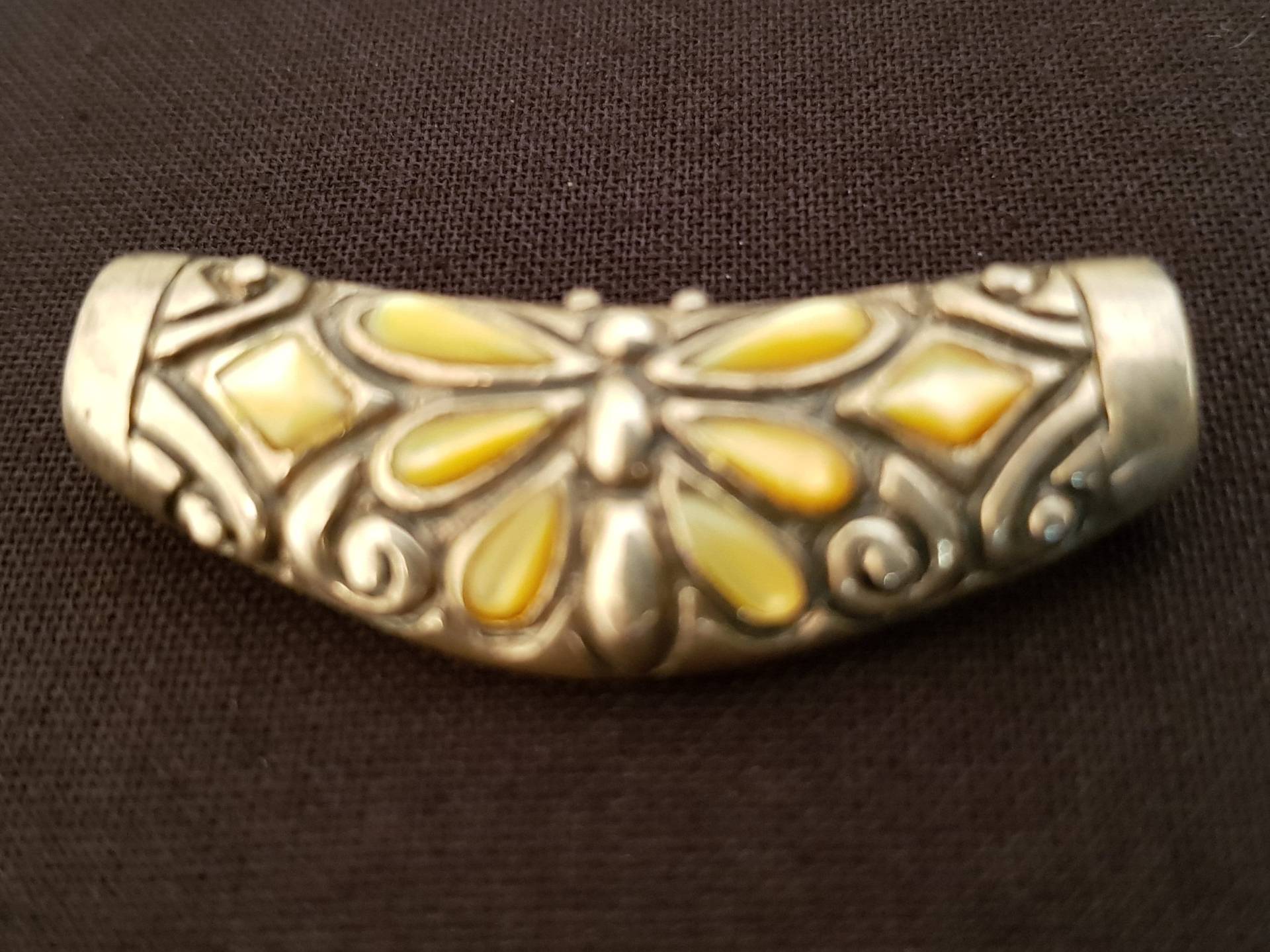sterling Silber Bananenförmiger Röhrenanhänger Mit Gelbem Emaille-Schmetterling-Design sterling Silber Bananenförmiger Röhrenanhänger Mit Gelbem Emaille-Schmetterling-Design von TheSilkCaravan