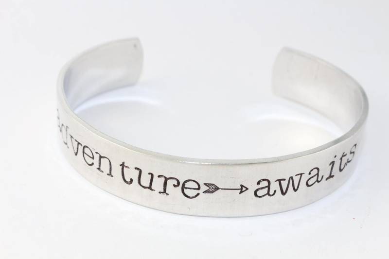 Abschluss Geschenk - Abenteuer Erwartet Armband Für Absolvent College Oder High School 2019 Silber Manschette von TheSilverDiva