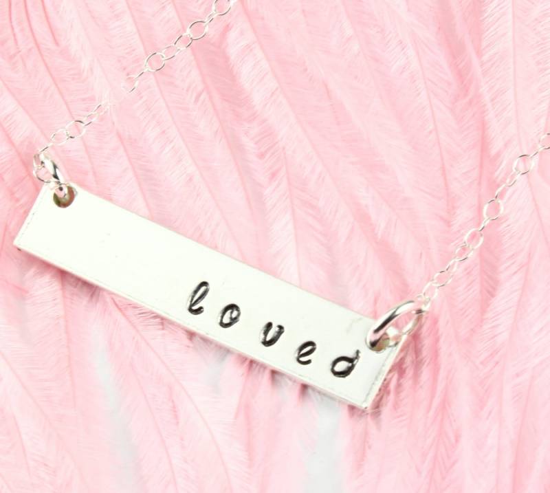 Personalisierte Rechteck Bar Halskette - Doppelseitiges Handgestempeltes Geschenk Handgestempeltes Doppelseitiges Muttertagsgeschenk von TheSilverDiva