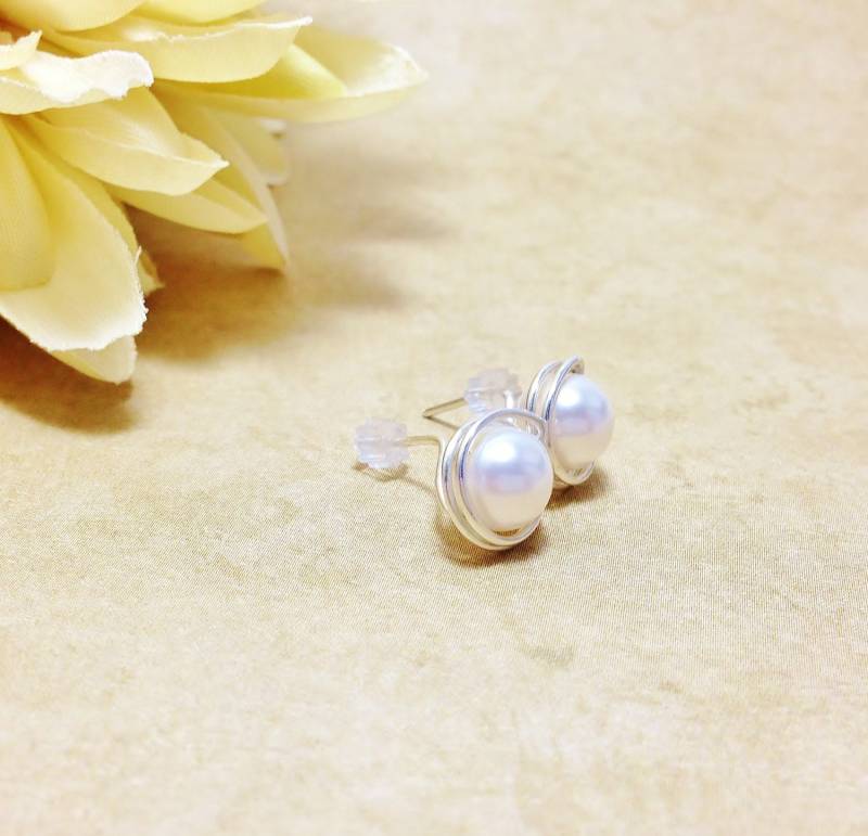 Perlen Ohrstecker Sterling Silber Draht Gewickelt Ohrringe Swarovski Kristall Weiße Perle Handarbeit Brautschmuck Brautjungfern Geschenkideen Perlen Ohrstecker Sterling Silber Draht Gewickelt Ohrringe Swarovski Kristall Weiße Perle Handarbeit Brautschmuck Brautjungfern Geschenkideen von TheSilverFindings