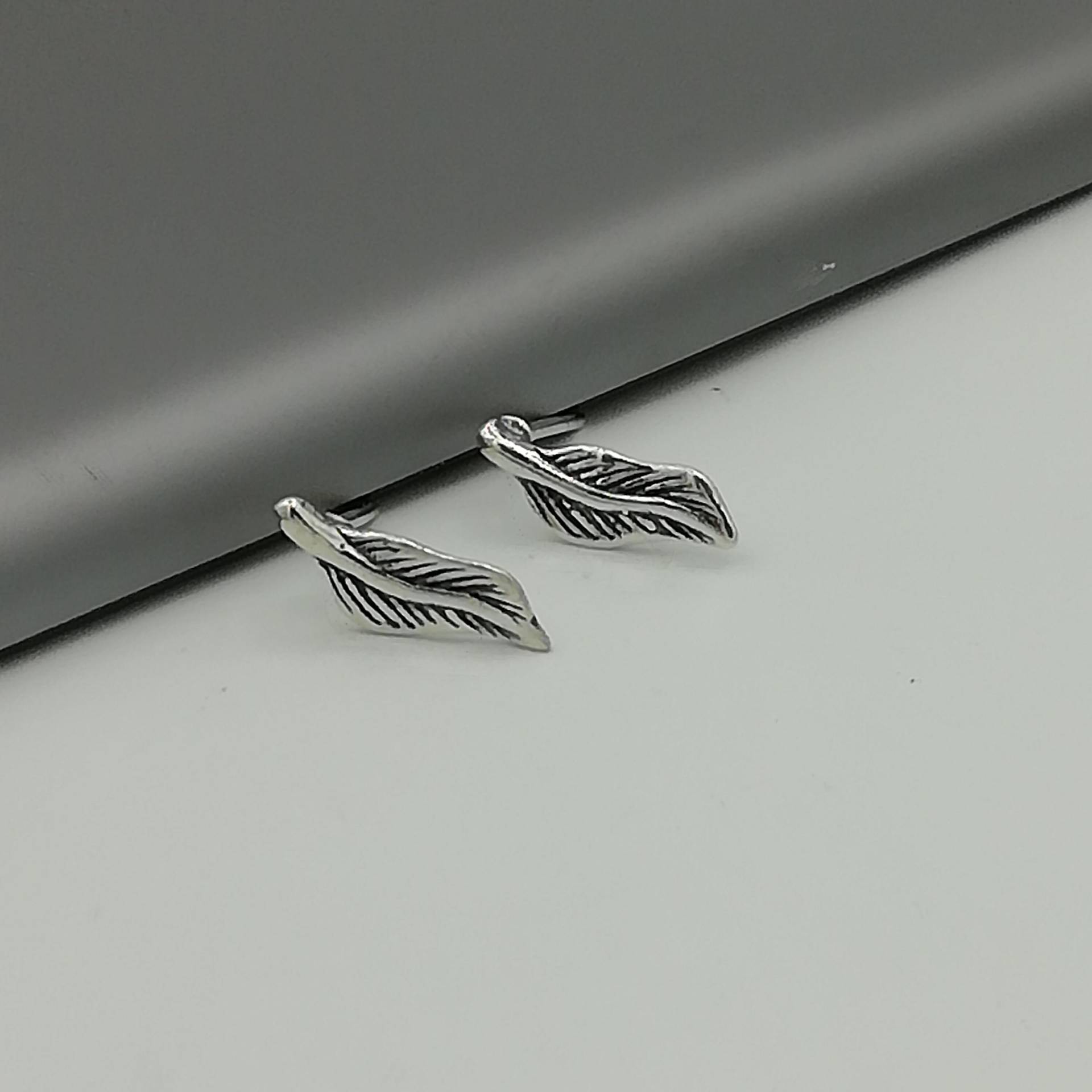 Blatt Ohrstecker | Ohrringe Silber Winzige Nieten Kleine Mädchen Schlichte Silberschmuck Sterlingsilber E160 von TheSilverGame