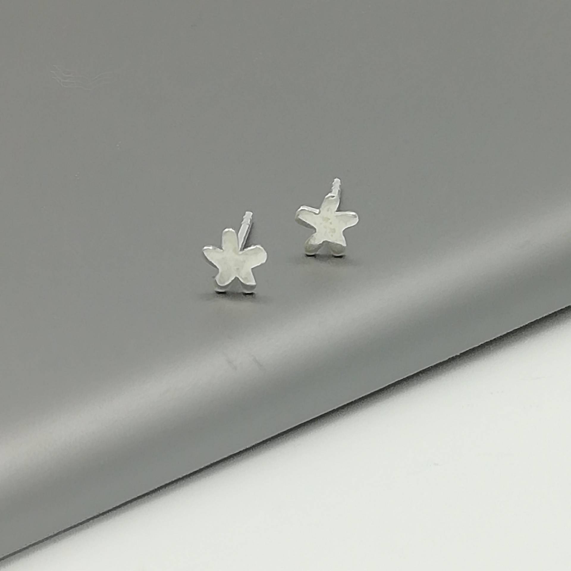 Blumen Ohrstecker | Winzige Nieten Zarte Ohrringe Silberschmuck Sterling Silber Kleine E155 von TheSilverGame