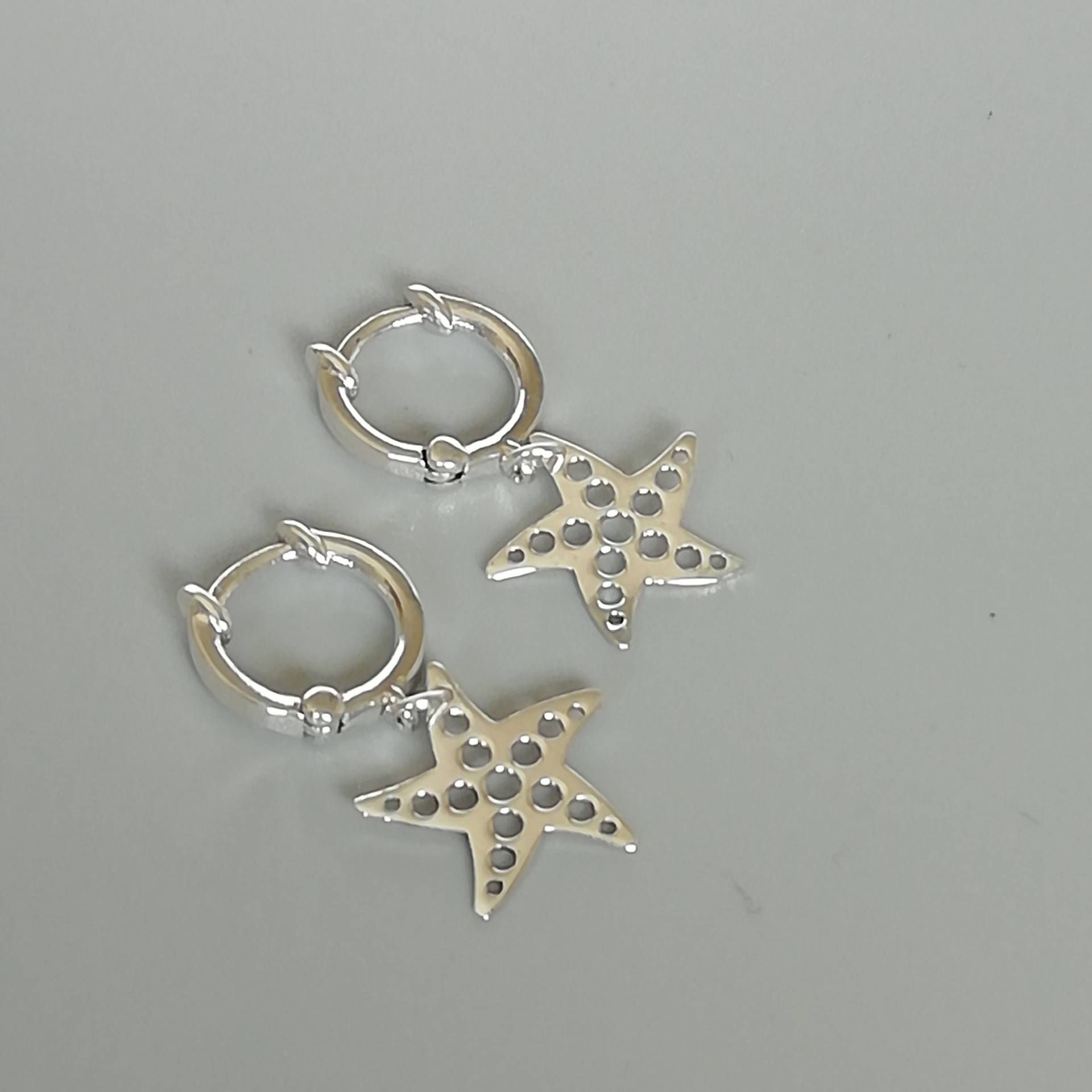 Silber Creolen Stern Fisch Charme | Seestern Silberschmuck Boho Silberohrringe Ozean-Liebhaber Geschenk E297 von TheSilverGame