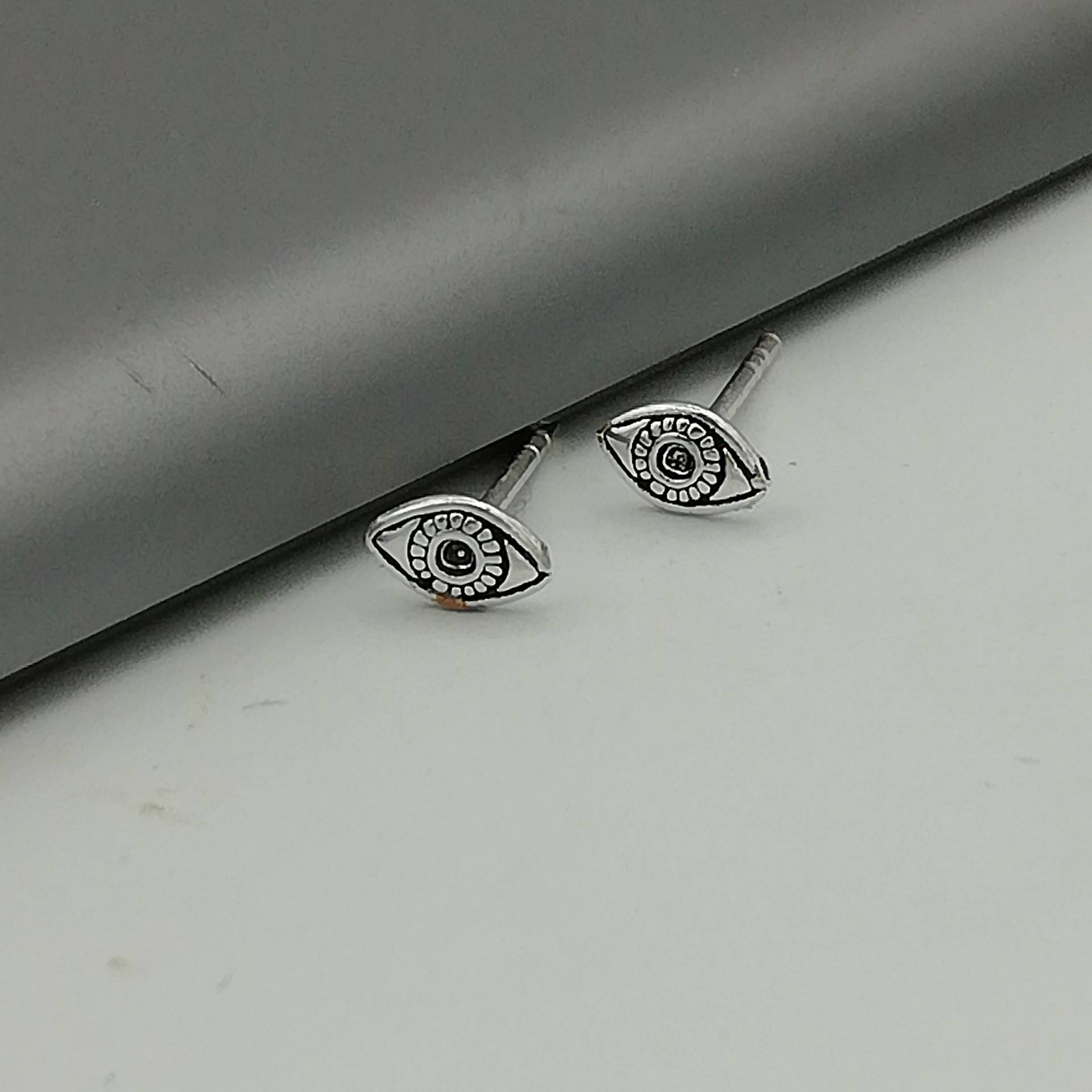 Silberfarbene Augenstecker | Winzige Silber Ohrringe Auge Silberschmuck Ohrstecker Schlichte Zarte Nieten E175 von TheSilverGame