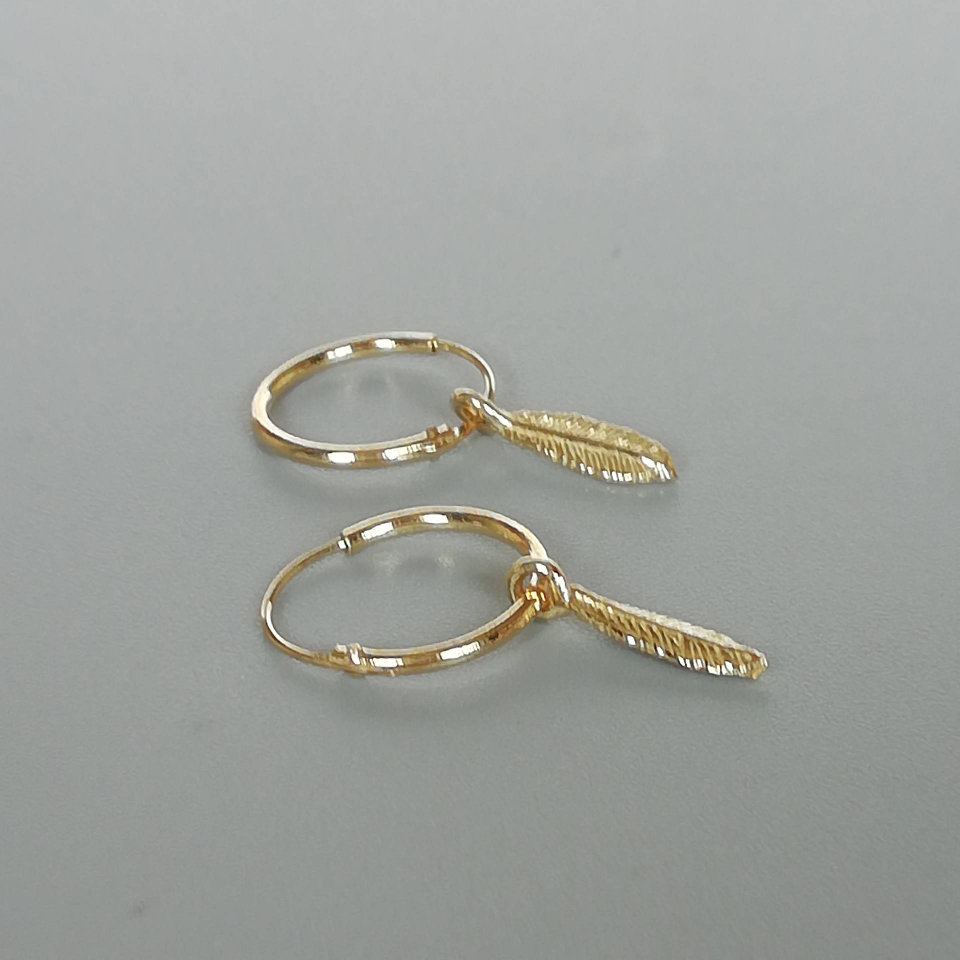 Vergoldete Sterlingsilber Blatt Charm Creolen - 12 Mm | E338 von TheSilverGame