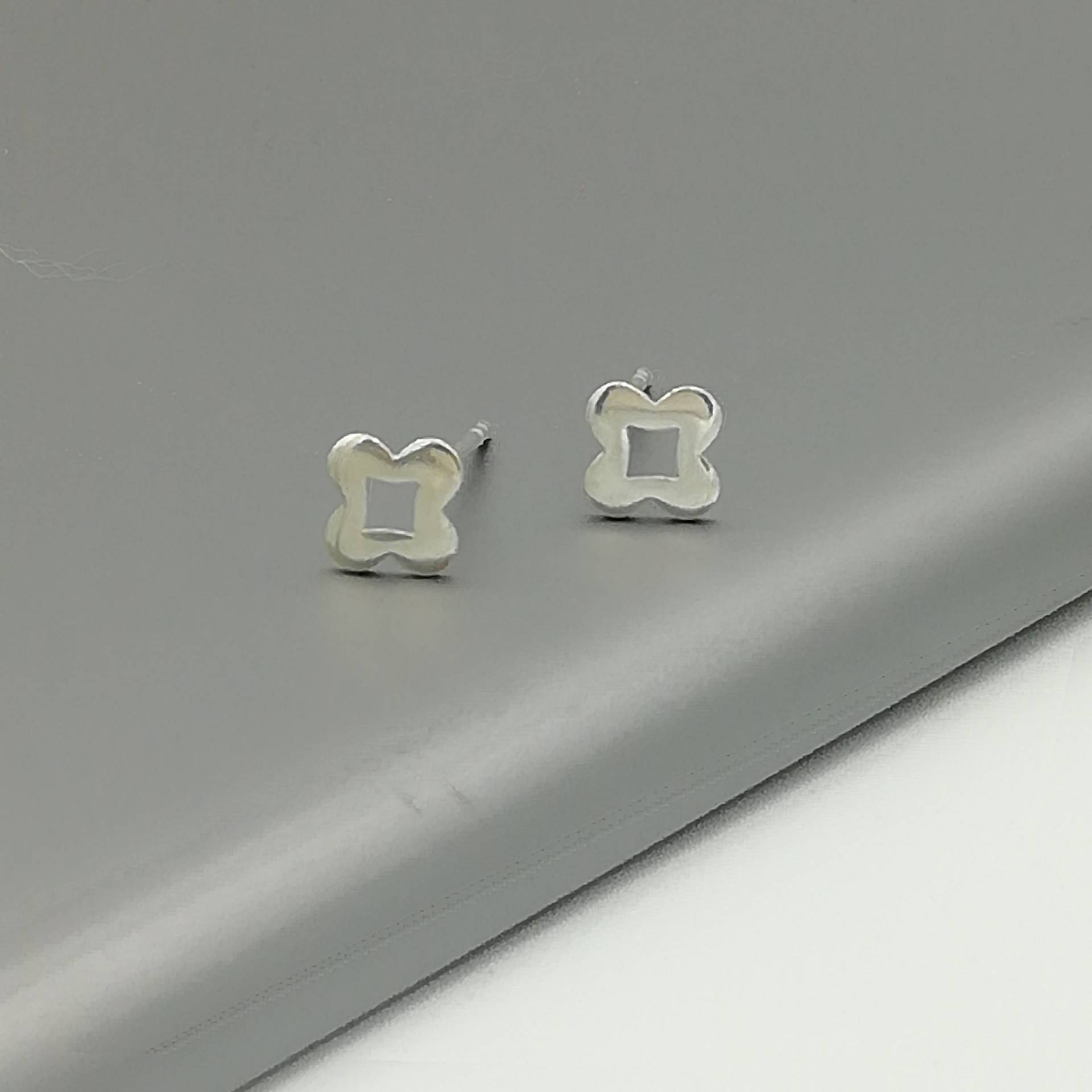 Vier Kleeblatt Ohrstecker | Ohrringe Silber Winzige Nieten Kleine Mädchen Schlichte Silberschmuck Minimalist E161 von TheSilverGame