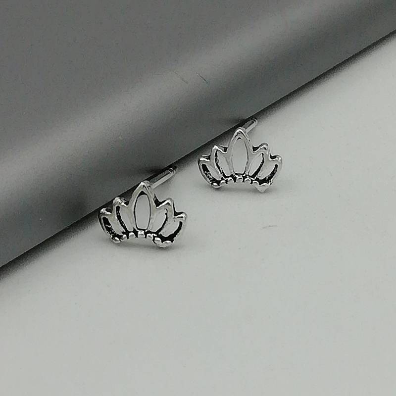 sterling Silber Lotus Ohrstecker | Winzige Lotusohrringe Tragus Ohrringe Silberschmuck Schlichte E180 von TheSilverGame